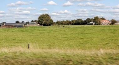 Twee boerderijen aan de horizon.